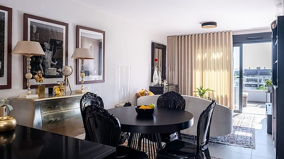 Havutsikt! Penthouse med stor takterrasse og panoramautsikt | Flotte fellesområder | Kun 500 m fra havet |