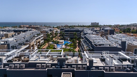 Havutsikt! Penthouse med stor takterrasse og panoramautsikt | Flotte fellesområder | Kun 500 m fra havet |