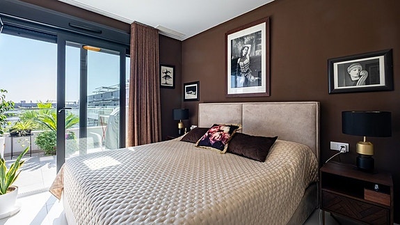 Havutsikt! Penthouse med stor takterrasse og panoramautsikt | Flotte fellesområder | Kun 500 m fra havet |