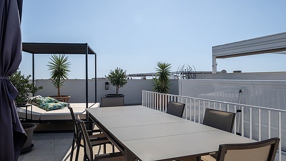 Havutsikt! Penthouse med stor takterrasse og panoramautsikt | Flotte fellesområder | Kun 500 m fra havet |