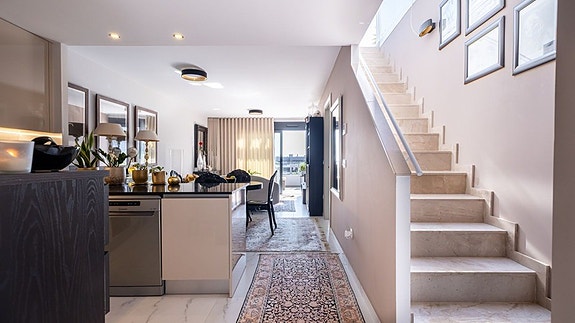 Havutsikt! Penthouse med stor takterrasse og panoramautsikt | Flotte fellesområder | Kun 500 m fra havet |