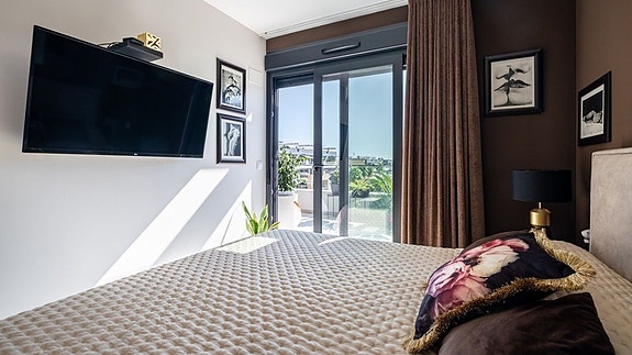 Havutsikt! Penthouse med stor takterrasse og panoramautsikt | Flotte fellesområder | Kun 500 m fra havet |