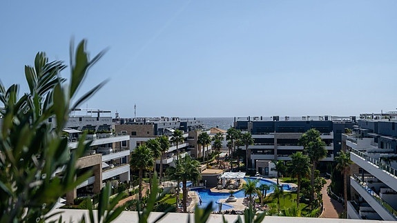 Havutsikt! Penthouse med stor takterrasse og panoramautsikt | Flotte fellesområder | Kun 500 m fra havet |