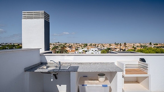 Havutsikt! Penthouse med stor takterrasse og panoramautsikt | Flotte fellesområder | Kun 500 m fra havet |