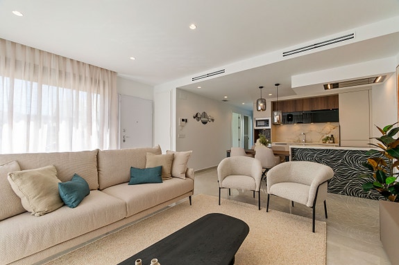 Bolig på nyåret? Stor familiebolig med basseng, takterrasse og fleksibel underetasje - 3 soverom og 3 bad