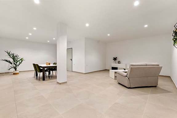 Bolig på nyåret? Stor familiebolig med basseng, takterrasse og fleksibel underetasje - 3 soverom og 3 bad