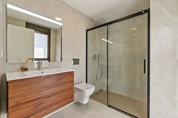 Bolig på nyåret? Stor familiebolig med basseng, takterrasse og fleksibel underetasje - 3 soverom og 3 bad