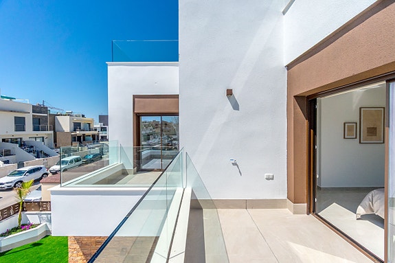 Bolig på nyåret? Stor familiebolig med basseng, takterrasse og fleksibel underetasje - 3 soverom og 3 bad