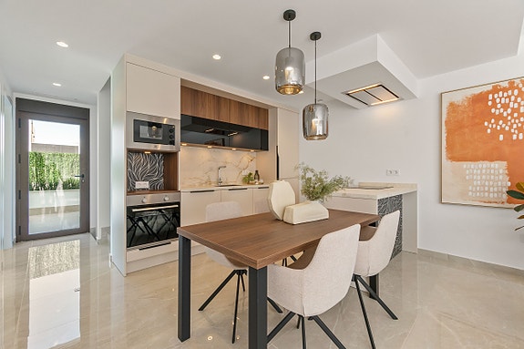 Bolig på nyåret? Stor familiebolig med basseng, takterrasse og fleksibel underetasje - 3 soverom og 3 bad