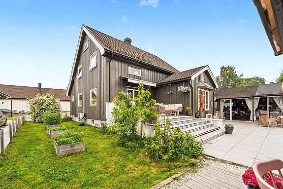 Velkommen til Averstadmoen 4A - Boligen har pent opparbeidet tomt med bl.a. plenarealer, diverse beplantning, frukt/bærbusker. (Foto: Morten Eriksen)