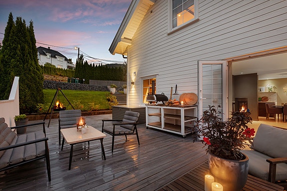 Uteplassen er pent opparbeidet med flere muligheter for innredning