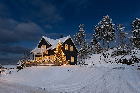 Attentus har gleden av å presentere denne fine boligen i all sin juleprakt. Det gjøres oppmerksom på at bildet er KI generert, og avviker fra virkeligheten.