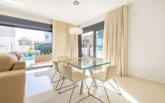 Kun 350 m fra stranden | Eksklusiv villa med attraktiv beliggenhet | 4 soverom og 3 bad | Nydelig uteområde