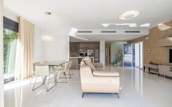 Kun 350 m fra stranden | Eksklusiv villa med attraktiv beliggenhet | 4 soverom og 3 bad | Nydelig uteområde