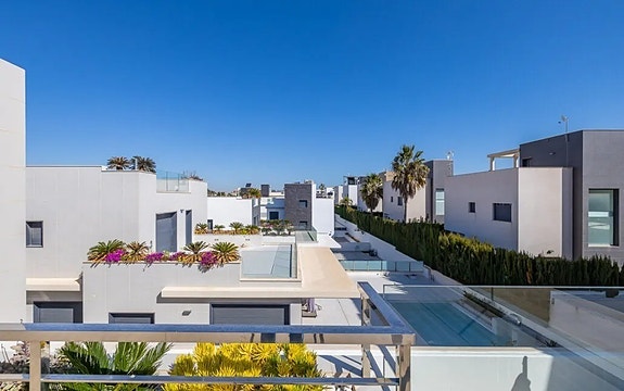 Kun 350 m fra stranden | Eksklusiv villa med attraktiv beliggenhet | 4 soverom og 3 bad | Nydelig uteområde