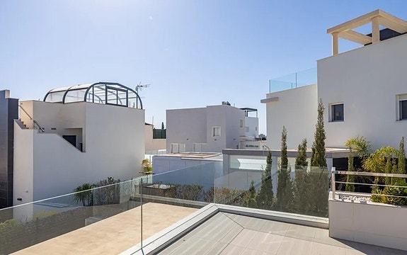 Kun 350 m fra stranden | Eksklusiv villa med attraktiv beliggenhet | 4 soverom og 3 bad | Nydelig uteområde