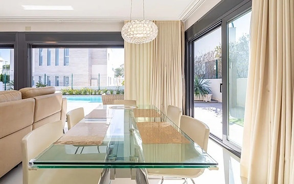 Kun 350 m fra stranden | Eksklusiv villa med attraktiv beliggenhet | 4 soverom og 3 bad | Nydelig uteområde