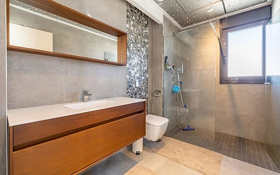 Kun 350 m fra stranden | Eksklusiv villa med attraktiv beliggenhet | 4 soverom og 3 bad | Nydelig uteområde