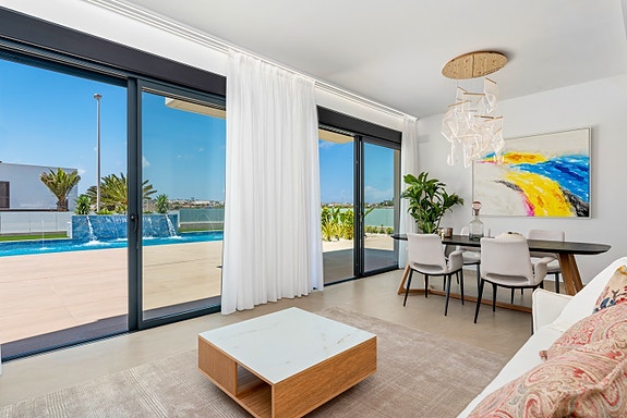 Eksklusiv villa med takterrasse og basseng | 3 soverom og mulighet for underetasje | Gangavstand til nydelig strand