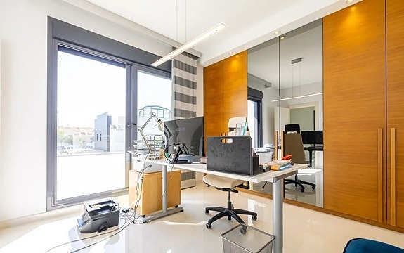 Kun 350 m fra stranden | Eksklusiv villa med attraktiv beliggenhet | 4 soverom og 3 bad | Nydelig uteområde