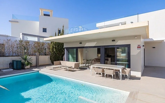 Kun 350 m fra stranden | Eksklusiv villa med attraktiv beliggenhet | 4 soverom og 3 bad | Nydelig uteområde