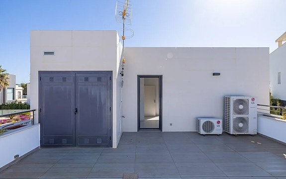 Kun 350 m fra stranden | Eksklusiv villa med attraktiv beliggenhet | 4 soverom og 3 bad | Nydelig uteområde