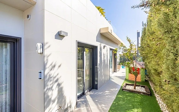 Kun 350 m fra stranden | Eksklusiv villa med attraktiv beliggenhet | 4 soverom og 3 bad | Nydelig uteområde