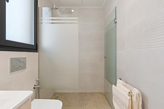 Eksklusiv villa med takterrasse og basseng | 3 soverom og mulighet for underetasje | Gangavstand til nydelig strand