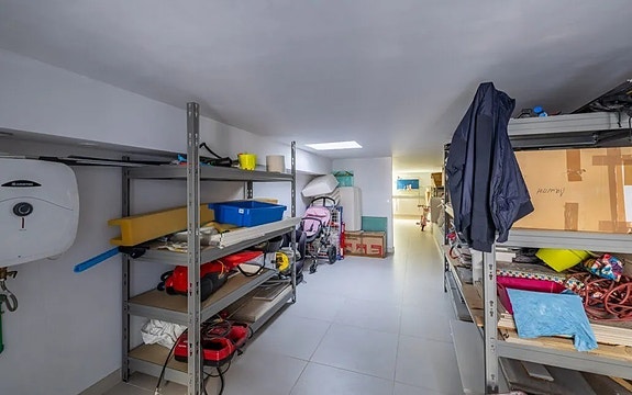 Kun 350 m fra stranden | Eksklusiv villa med attraktiv beliggenhet | 4 soverom og 3 bad | Nydelig uteområde