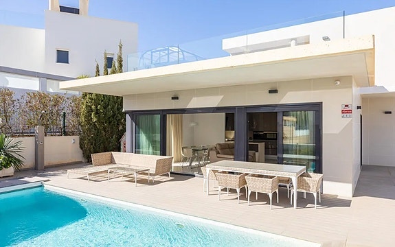 Kun 350 m fra stranden | Eksklusiv villa med attraktiv beliggenhet | 4 soverom og 3 bad | Nydelig uteområde