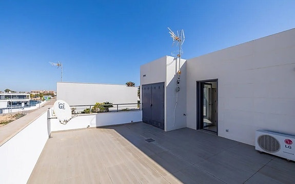 Kun 350 m fra stranden | Eksklusiv villa med attraktiv beliggenhet | 4 soverom og 3 bad | Nydelig uteområde