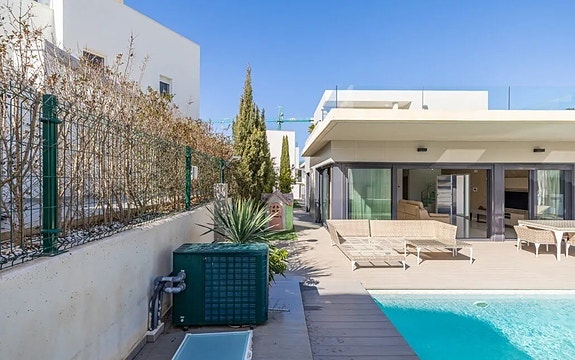 Kun 350 m fra stranden | Eksklusiv villa med attraktiv beliggenhet | 4 soverom og 3 bad | Nydelig uteområde