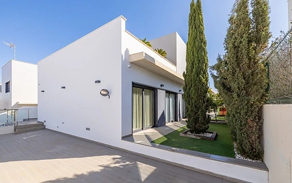 Kun 350 m fra stranden | Eksklusiv villa med attraktiv beliggenhet | 4 soverom og 3 bad | Nydelig uteområde