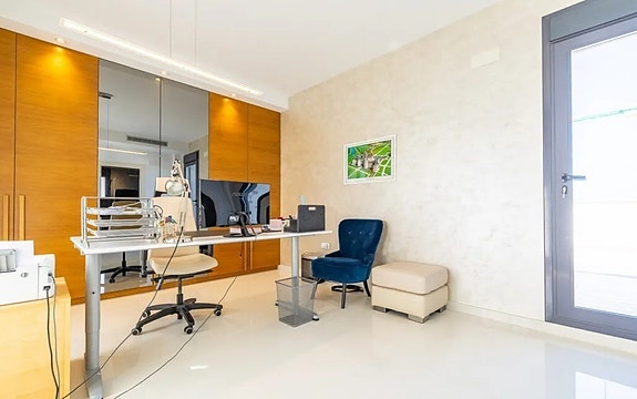 Kun 350 m fra stranden | Eksklusiv villa med attraktiv beliggenhet | 4 soverom og 3 bad | Nydelig uteområde