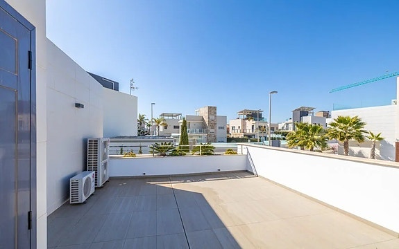 Kun 350 m fra stranden | Eksklusiv villa med attraktiv beliggenhet | 4 soverom og 3 bad | Nydelig uteområde