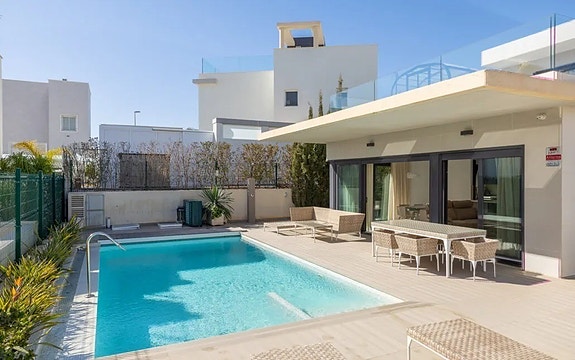 Kun 350 m fra stranden | Eksklusiv villa med attraktiv beliggenhet | 4 soverom og 3 bad | Nydelig uteområde