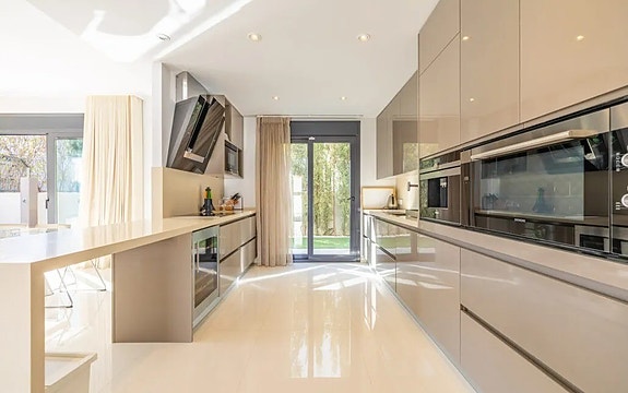 Kun 350 m fra stranden | Eksklusiv villa med attraktiv beliggenhet | 4 soverom og 3 bad | Nydelig uteområde