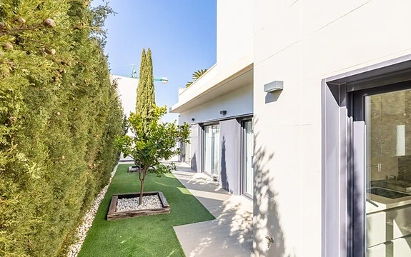 Kun 350 m fra stranden | Eksklusiv villa med attraktiv beliggenhet | 4 soverom og 3 bad | Nydelig uteområde