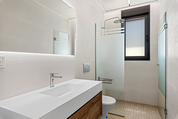 Eksklusiv villa med takterrasse og basseng | 3 soverom og mulighet for underetasje | Gangavstand til nydelig strand