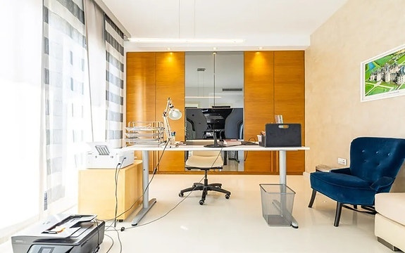 Kun 350 m fra stranden | Eksklusiv villa med attraktiv beliggenhet | 4 soverom og 3 bad | Nydelig uteområde