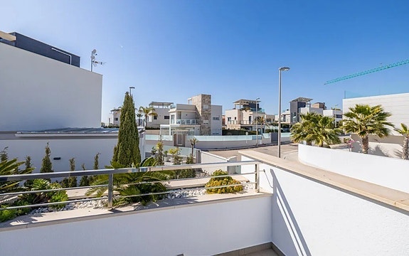 Kun 350 m fra stranden | Eksklusiv villa med attraktiv beliggenhet | 4 soverom og 3 bad | Nydelig uteområde