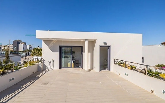 Kun 350 m fra stranden | Eksklusiv villa med attraktiv beliggenhet | 4 soverom og 3 bad | Nydelig uteområde