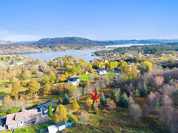 Stor tomt for salg, like ovenfor Skjelangervegen ved Landsvik