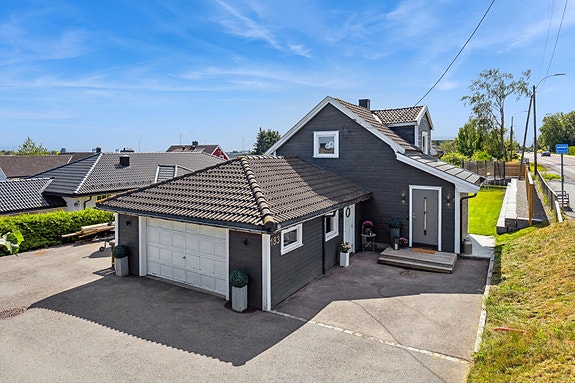 Påbygget inngangsparti.