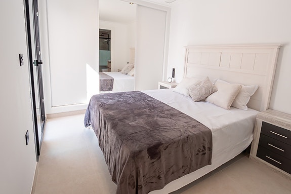 Strøken bolig med alt på ett plan - 3 soverom, stor takterrasse og basseng