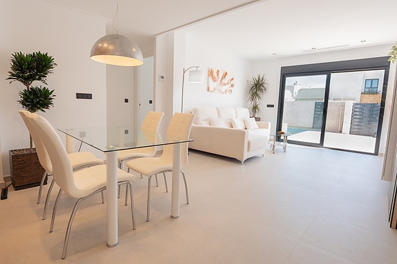 Strøken bolig med alt på ett plan - 3 soverom, stor takterrasse og basseng