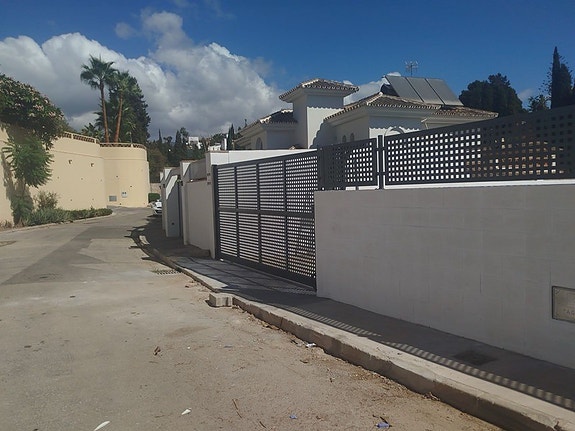 Villa med 4 soverom og separat leilighet - Totalrenovert og innflytningsklar i Campo Mijas