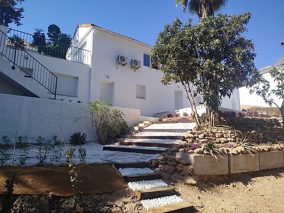Villa med 4 soverom og separat leilighet - Totalrenovert og innflytningsklar i Campo Mijas