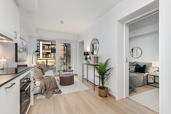 Leiligheten har en gjennomført høy standard, med 1-stavs hvitpigmentert eikeparkett og listfrie vindussmyg.