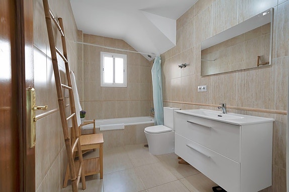 Innholdsrik villa med 5 soverom og stort uteområde - Fredelig beliggenhet i Torremuelle